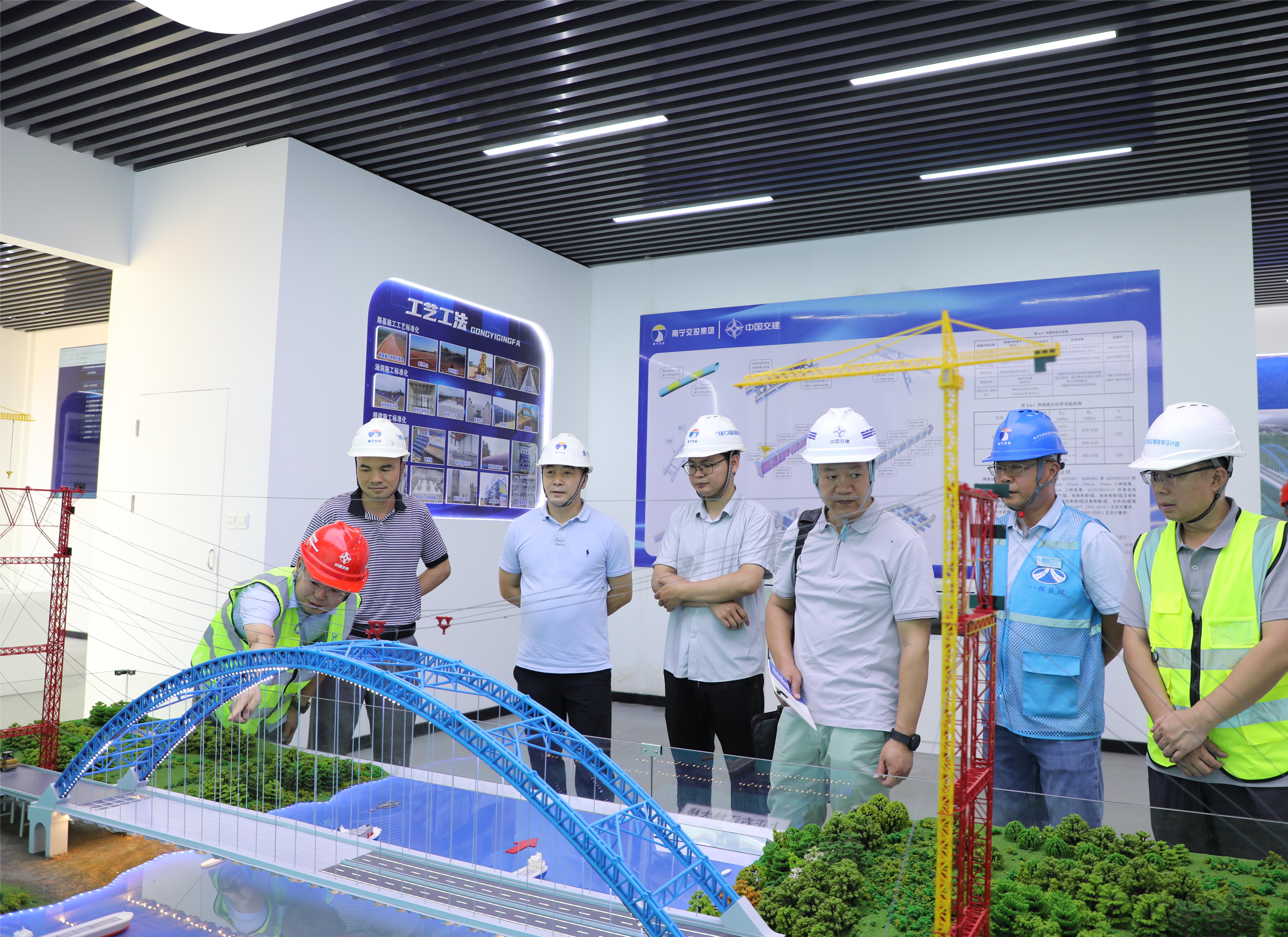 自治區(qū)交通運(yùn)輸廳檢查組一行到高速公路公司在建項(xiàng)目開展質(zhì)量安全生產(chǎn)大檢查